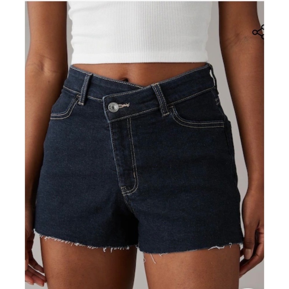 American Eagle Crossover Waist Stretch Denim Mom Shorts Dark Wash Raw Hem 2